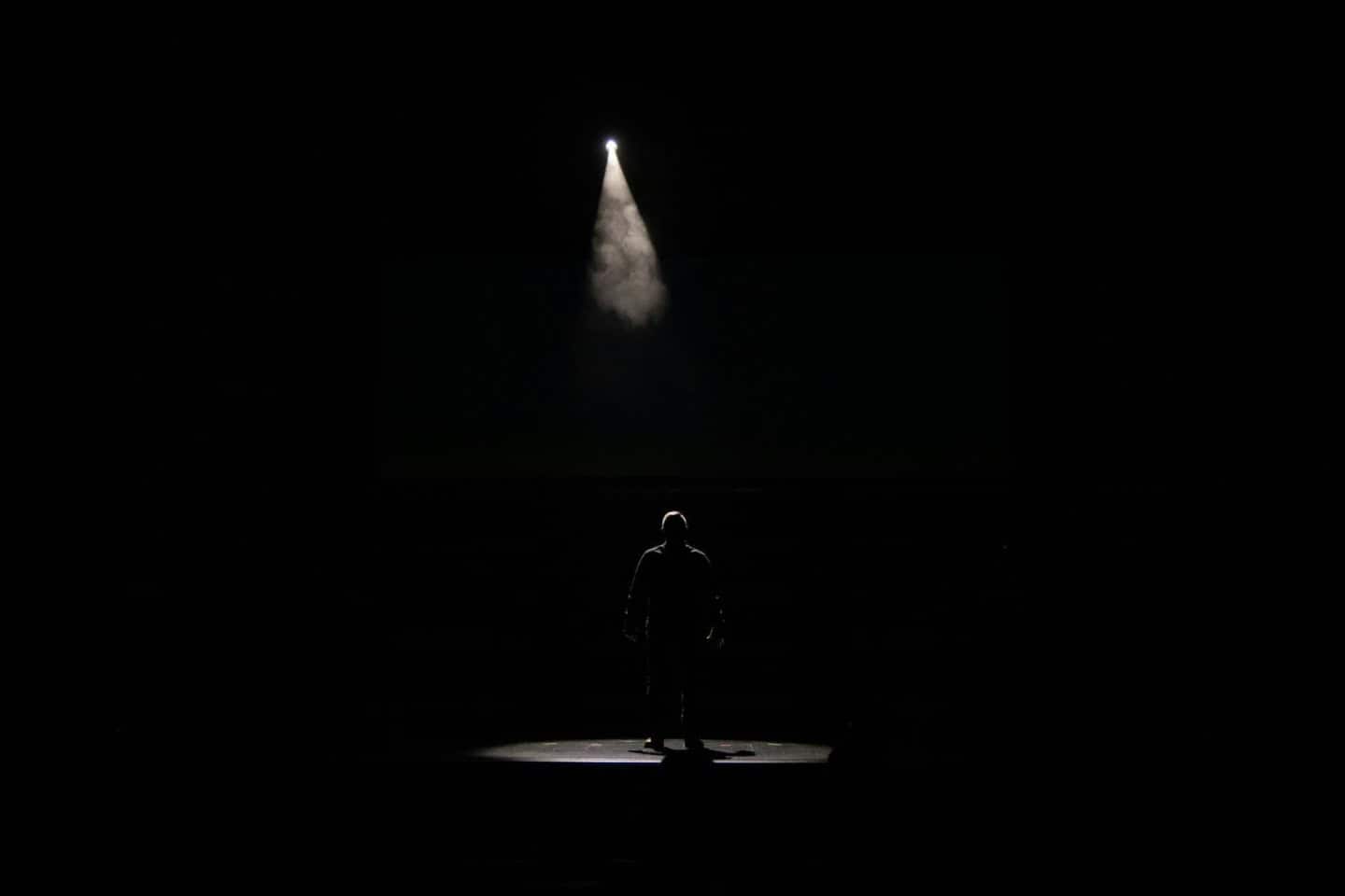 imagine reprezentativa cu un om si o lampa, introducere in pret creare website